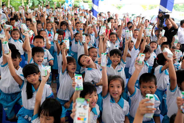 Niềm vui uống sữa của các em học sinh Trường Tiểu học Giai Xuân 1, xã Giai Xuân, huyện Phong Điền, TP.Cần Thơ 