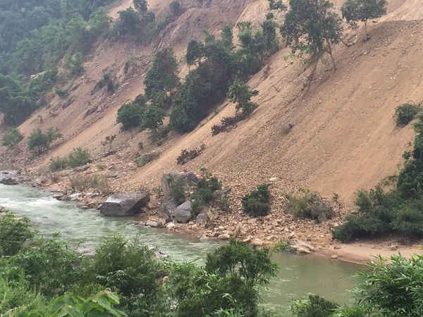 Sông Lò có nguy cơ bị bồi lấp, biến dạng dòng chảy từ đất đá thải