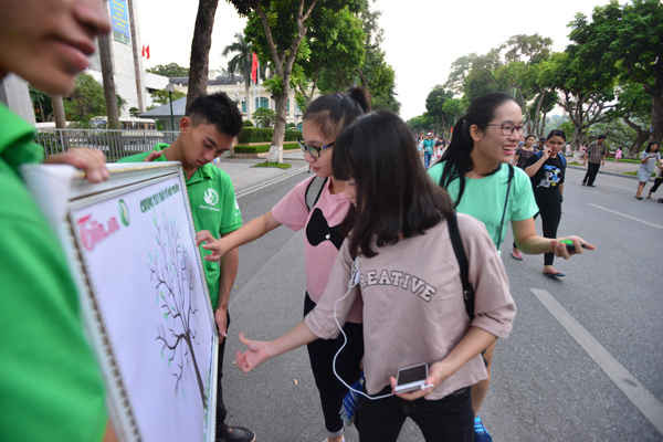 Nhiều bạn trẻ tham quan phố đi bộ cũng hưởng ứng thông điệp chương trình đưa ra