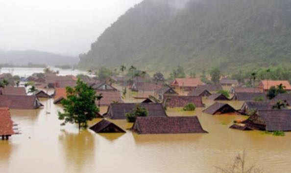 Các huyện miền núi Quảng Bình nước lũ dâng ngập nhà dân