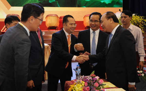 Thủ tướng Chính phủ Nguyễn Xuân Phúc gặp gỡ các nhà đầu tư trong nước và quốc tế tại Hội nghị xúc tiến đầu tư tỉnh Long An - Ảnh: Việt Hùng