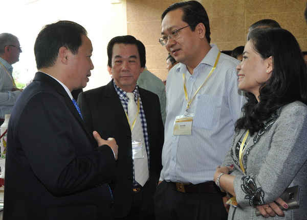 Bộ trưởng Bộ TN&MT Trần Hồng Hà trao đổi với các doanh nghiệp tham dự Hội nghị xúc tiến đầu tư tỉnh Long An