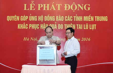 Thủ tướng Nguyễn Xuân Phúc cùng Phó Thủ tướng Phạm Bình Minh tham gia quyên góp ủng hộ đồng bào các tỉnh miền Trung khắc phục hậu quả do thiên tai, lũ lụt