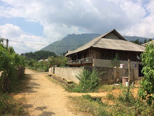 Mặc dù được đầu tư hạ tầng khang trang nhưng người dân Bản Chít 1, xã Phúc Than, huyện Than Uyên khó khăn về sinh kế do thiếu đất.
