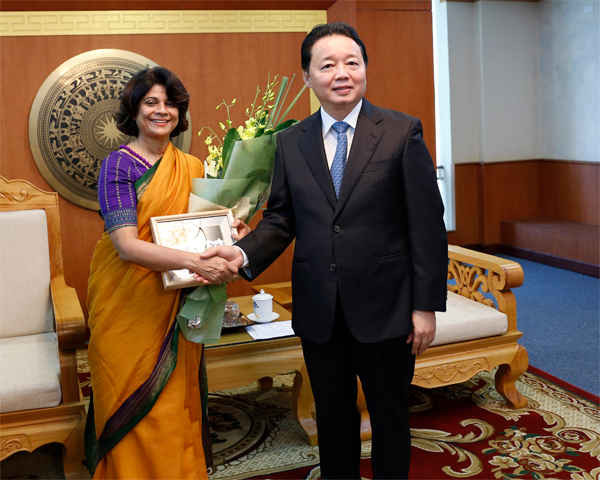 Bộ trưởng Trần Hồng Hà đã trao Kỷ niệm chương “Vì sự nghiệp Tài nguyên và Môi trường” cho bà Pratibha Mehta - Điều phối viên Thường trú LHQ kiêm Trưởng Đại diện UNDP tại Việt Nam.