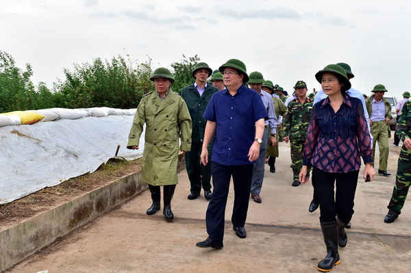 Phó Thủ tướng Trịnh Đình Dũng kiểm tra tuyến đê xung yếu tại thị xã Quảng Yên, tỉnh Quảng Ninh.