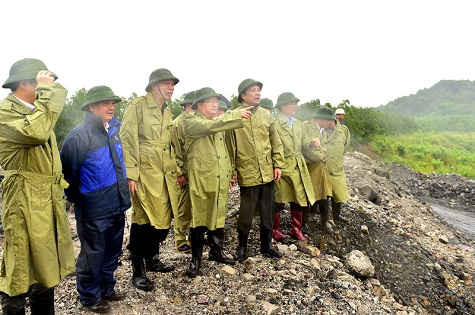 Phó Thủ tướng Trịnh Đình Dũng kiểm tra bãi thải của mỏ than Hà Tu. 