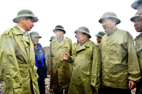Phó Thủ tướng Trịnh Đình Dũng chỉ đạo lãnh đạo TKV  chuẩn bị tốt các phương án che chắn bãi thải để không xảy ra hậu quả đáng tiếc. 
