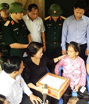 Chủ tịch Quốc hội Nguyễn Thị Kim Ngân tặng quà cho người dân vùng lũ xã Hòa Hải, huyện Hương Khê (Hà Tĩnh)