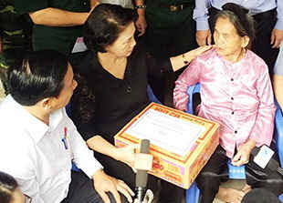 Chủ tịch Quốc hội thăm hỏi, trao quà cứu trợ người dân vùng lũ Hà Tĩnh