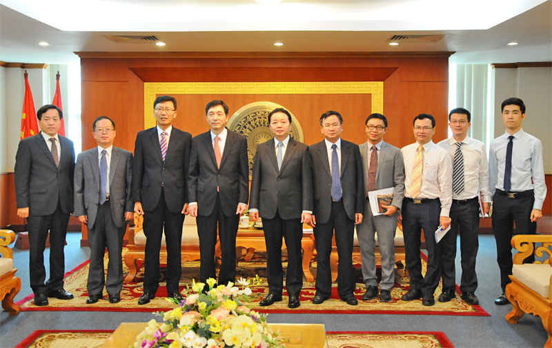 Bộ trưởng Trần Hồng Hà chụp ảnh lưu niệm với đoàn công tác của Đại sứ đặc mệnh toàn quyền Hàn Quốc tại Việt Nam Lee Hyuk
