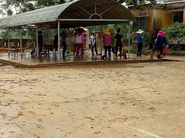 Lực lượng bộ đội, cùng người dân dọn bùn tại các trường học ở xã Mai Hóa, huyện Tuyên Hóa
