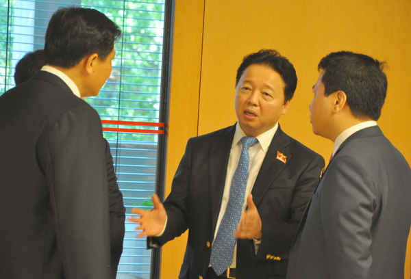 Bộ trưởng Bộ TN&MT Trần Hồng Hà - Đại biểu QH tỉnh Bà Rịa - Vũng Tàu trao đổi với các đại biểu bên hành lang Quốc hội sáng 20/10