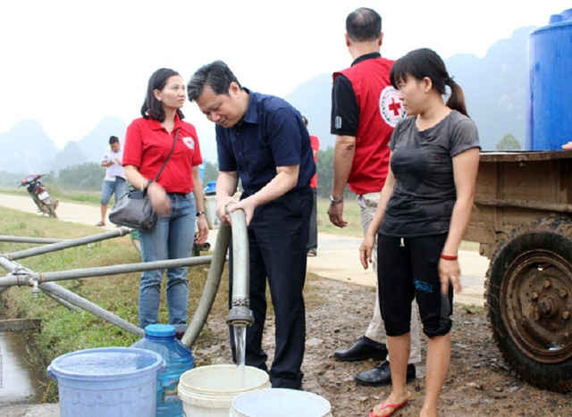 Kiểm tra hệ thống máy lọc nước sạch tại xã Tân Hóa. (Ảnh Báo Quảng Bình)