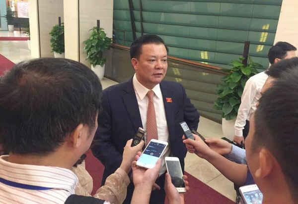 Bộ trưởng Bộ Tài chính Đinh Tiến Dũng trả lời phóng viên báo chí sáng 21/10. Ảnh: Việt Hùng