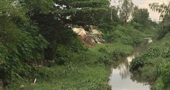 Nước kênh Trần Quang Cơ (quận 12, huyện Hóc Môn) đang bị ô nhiễm nặng