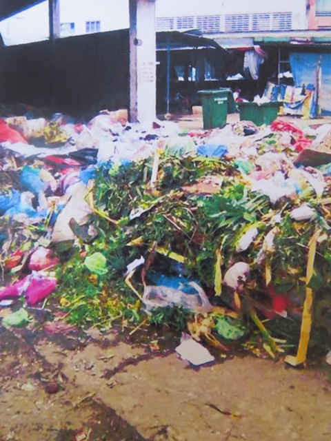 Rác tràn ra ngoài nhà chứa rác ở chợ Vĩnh Điện gây ô nhiễm môi trường