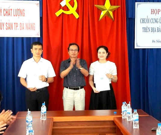 Trao giấy xác nhận 2 doanh nghiệp đầu tiên ở Đà Nẵng tham gia chuỗi cung ứng rau sạch