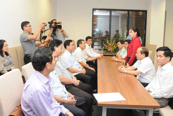 Thông qua lãnh đạo Đoàn đại biểu Quốc hội các tỉnh, bà Nguyễn Thị Yến thăm hỏi, chia sẻ những khó khăn mất mát của người dân 5 tỉnh bị ảnh hưởng lũ lụt.