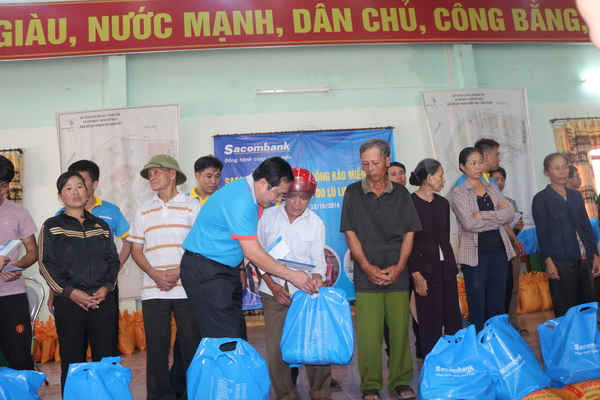 Đại diện Sacombank thăm và trao quà hỗ trợ người dân tại xã Sơn Trạch, tỉnh Quảng Bình.