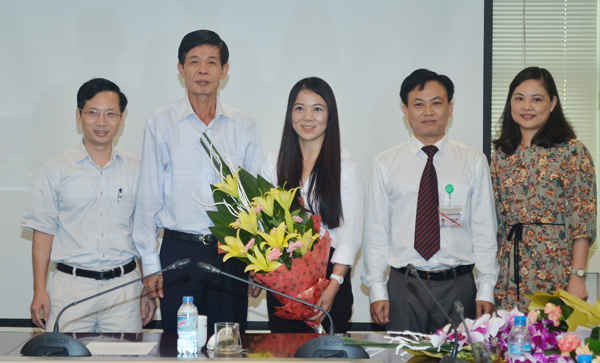 Thứ trưởng Chu Phạm Ngọc Hiển trao quyết định và tặng hoa cho bà Trần Thị Minh Hương