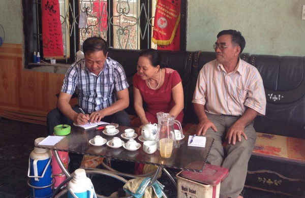 Người dân thôn Nam Hải phản ánh phóng viên về việc cấp sổ đỏ.