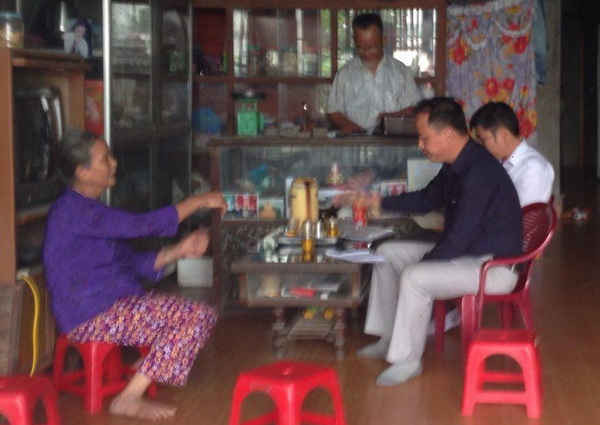 Người dân xã La Sơn phản ánh với phóng viên về tình trạng ô nhiễm môi trường xưởng phun sơn 