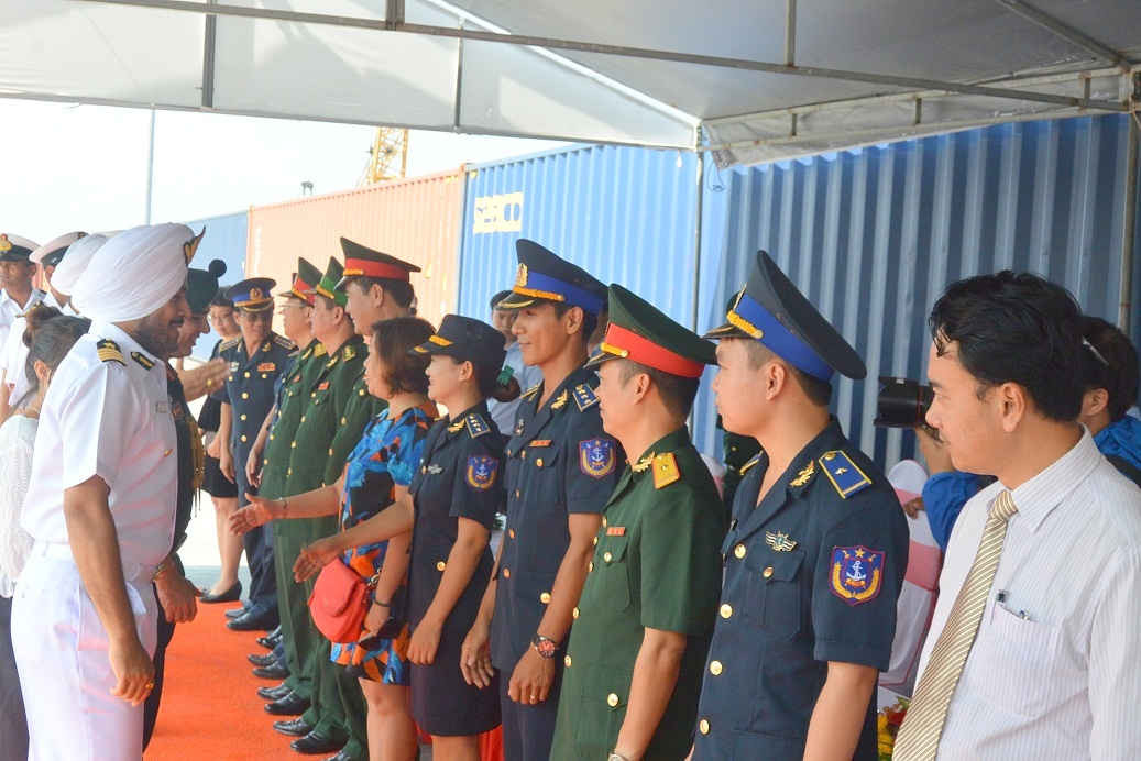 Lực lượng Cảnh sát biển và Quân đội Việt Nam đón các sỹ quan, thủy thủ đoàn tàu SAMRAT tại cảng Tiên Sa