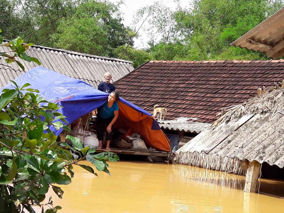 Những ngôi nhà ở huyện Hương Khê bị nước lũ nhấn chìm