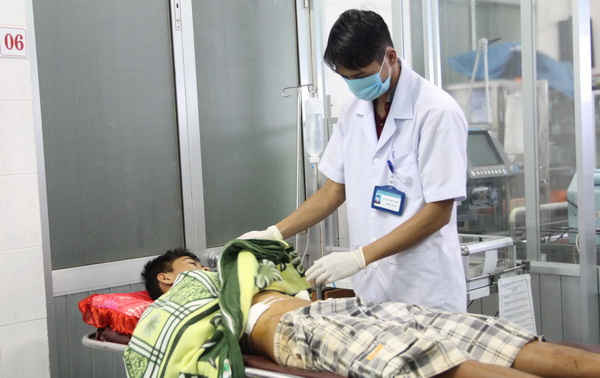 Các bác sỹ Bệnh viện Đa khoa tỉnh Đắk Nông khẩn trương điều trị cho những người bị thương trong vụ việc