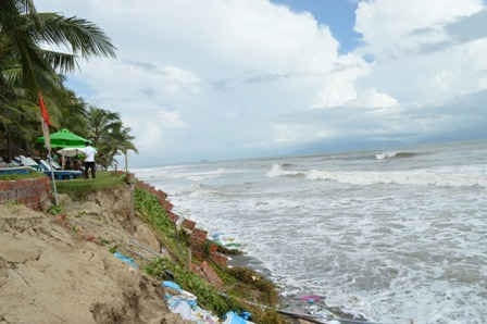 Sóng biển tạo nhiều vệt đứng rất nguy hiểm. Ảnh: Ngọc Phó