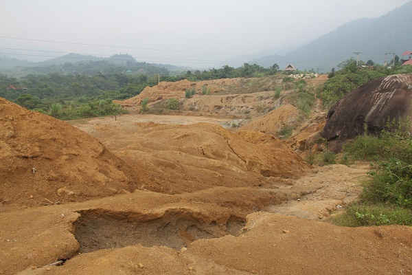Mỏ quặng sắt tại xã Tri Lễ (huyện Quế Phong) của Công ty TNHH Ngọc Sáng dù đã hết giấy phép từ cuối năm ngoái nhưng chủ đầu tư vẫn chưa tiến hành cải tạo, phục hồi môi trường theo quy định
