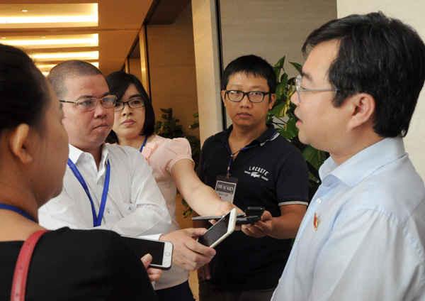 Ông Nguyễn Thanh Nghị trả lời phỏng vấn phóng viên báo chí bên hành lang Quốc hội sáng 24/10. Ảnh: Thành Chung