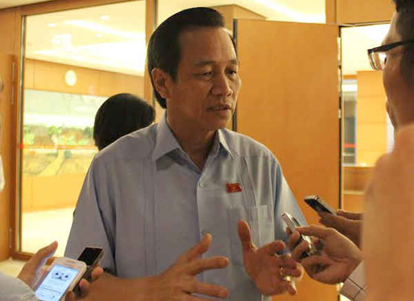 Bộ trưởng Bộ Lao động TB&HX Đào Ngọc Dung trả lời phỏng vấn báo chí bên hành lang Quốc hội sáng 24/10
