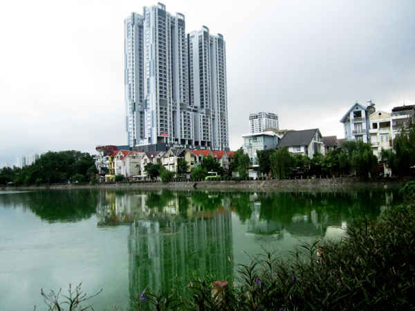 Nhiều ngày nay, bề mặt nước hồ Văn Quán xuất hiện váng xanh và bốc mùi hôi thối