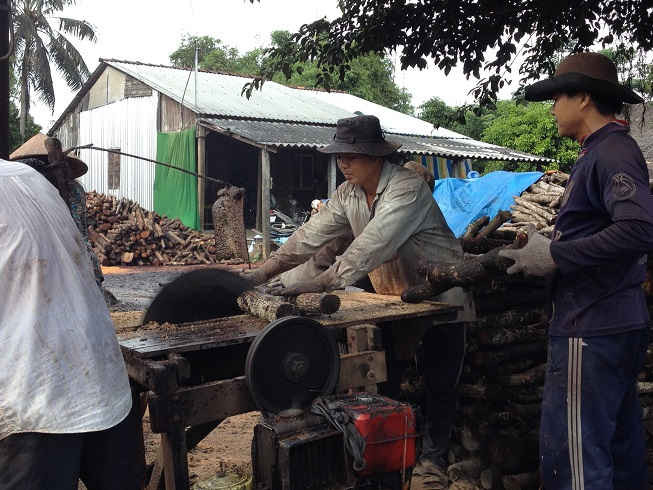 Cắt củi tạp chụm lò lấy lửa hầm than