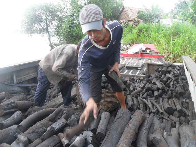 Xếp than xuống tàu vận chuyển đi các tỉnh, thành tiêu thụ