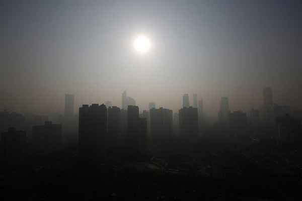 Hình ảnh công trình được nhìn thấy trong làn khói mù ở trung tâm thành phố Thượng Hải (Trung Quốc) vào ngày 7/11/2013. Ảnh: REUTERS / Aly Song