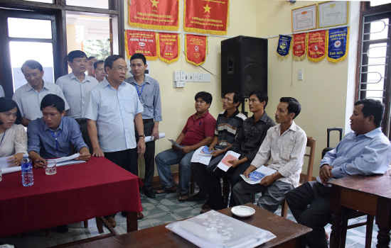 Chủ tịch UBND tỉnh Nguyễn Văn Cao kiểm tra việc chi trả tiền bồi thường tại xã Vinh Hải, huyện Phú Lộc 