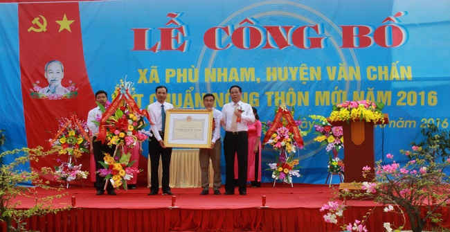 Lãnh đạo tỉnh Yên Bái trao Bằng công nhận chuẩn nông thôn mới cho xã Phù Nham.