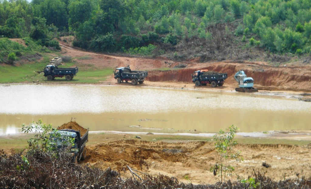 Việc khai thác đất trái phép khiến lòng hồ Đại Sơn trở nên tan hoang.