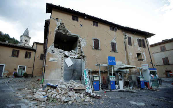 Một toà nhà bị sập bên cạnh một trạm xăng sau khi trận động đất xảy ra ở Visso, miền trung Italy vào ngày 27/10/2016. Ảnh: REUTERS / Max Rossi