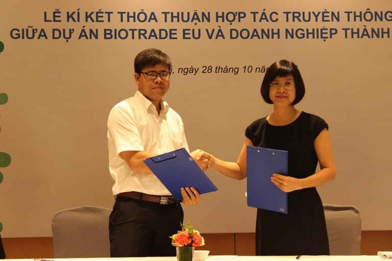 Đại diện Tổ chức HELVETAS ký kết thỏa thuận cùng doanh nghiệp kinh doanh trong lĩnh vực dược liệu