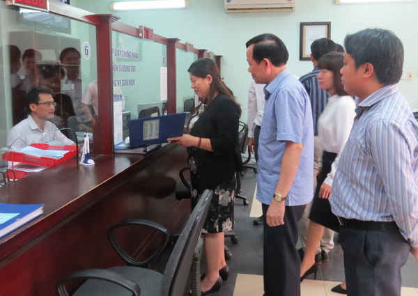 Thứ trưởng Bộ TN&MT Nguyễn Thị Phương Hoa kiểm tra hoạt động của Văn phòng Đăng ký đất đai TP Hải Phòng chi nhánh quận Ngô Quyền