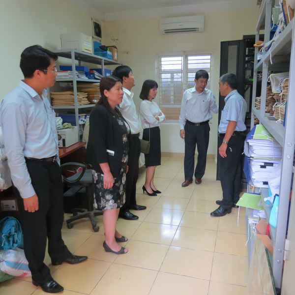 Thứ trưởng Nguyễn Thị Phương Hoa kiểm tra kho bảo quản dữ liệu của Văn phòng Đăng ký đất đai.