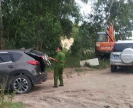 Chiều 27/10/2016, tại mỏ khai thác ti tan Suối Nhum, của Cty Khoáng sản Bình Thuận đã xuất hiện nhiều xe hơi mang biển số xanh của Bộ Công an.