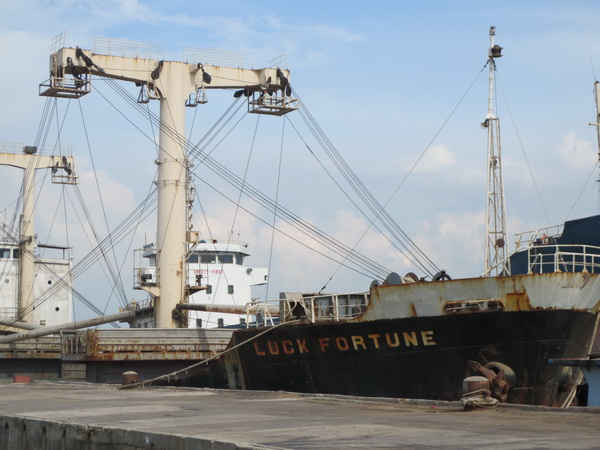 Con tàu Luck Fortune chở 4.800 tấn quặng Titan mà ông Tô Tài Tích bán cho Cty “ma” Đông Quân ở Hải Phòng từng đã bị C49 Bộ Công an bắt giữ tại Cảng Cát Lở, tỉnh Bà Rịa – Vũng Tàu, nhưng sau đó đã được thả cho đi hợp pháp 