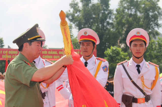 Thừa ủy quyền của Chủ tịch Nước CHXHCN Việt Nam, Thứ trưởng Bộ Công an – Thượng tướng Bùi Văn Nam trao Huân chương Bảo vệ Tổ quốc hạng Ba của Chủ tịch nước tặng Trung đoàn CSCĐ Tây Nam Bộ.