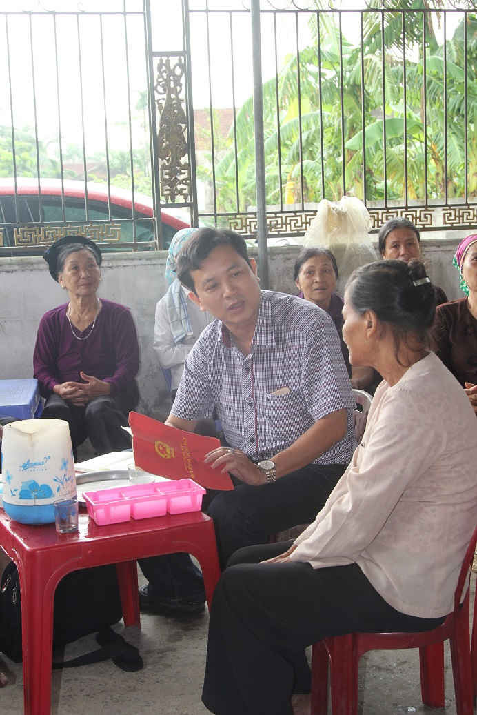 Người dân huyện Vĩnh Bảo phản ánh những bức xúc với phóng viên Báo TN&MT
