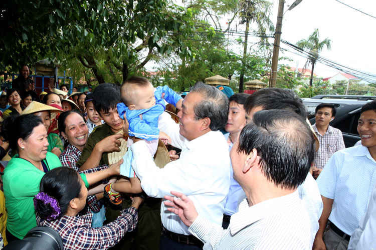 Phó Thủ tướng Thường trực Trương Hòa Bình gặp gỡ người dân xã Cảnh Dương. 